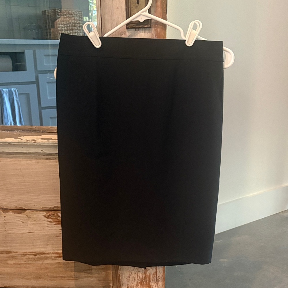 Women’s (Size 2) LOFT Classic Black Skirt